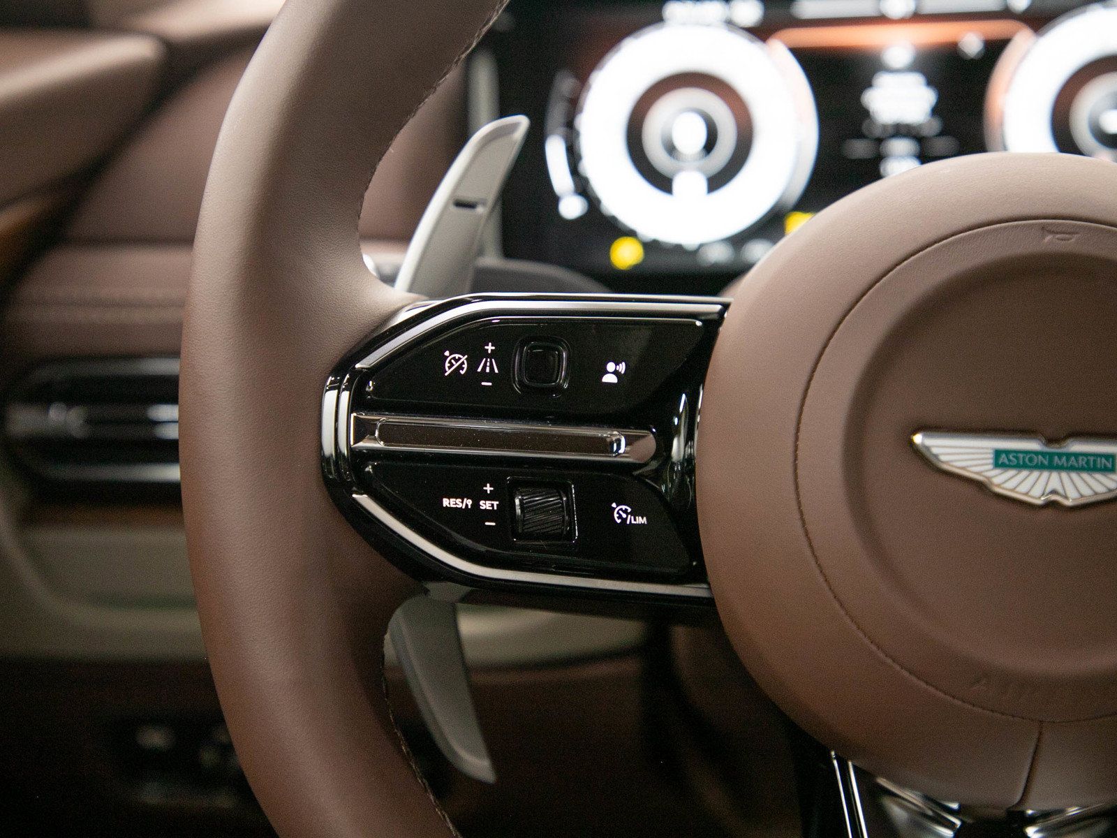 Used 2025 Aston Martin DB12 Coupe RWD image 18