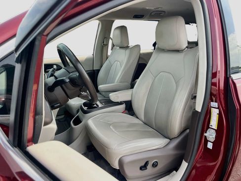 Used 2020 Chrysler Pacifica Touring-L Plus w/ Advanced Safetytec Group FWD image 21