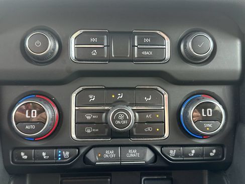 Used 2024 Chevrolet Suburban Premier RWD image 29
