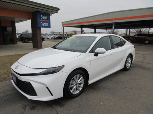 Used 2025 Toyota Camry LE image 30