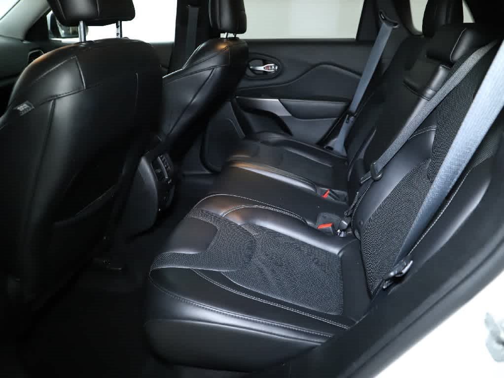 Used 2019 Jeep Cherokee Limited w/ Technology Group AWD/4WD image 14