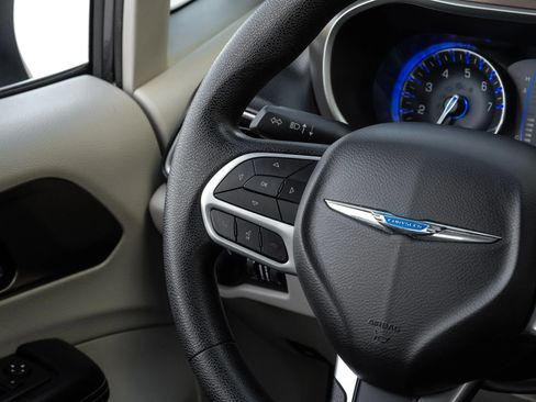 Used 2020 Chrysler Voyager Lxi image 20