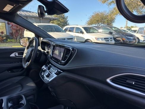Used 2024 Chrysler Pacifica Select image 10