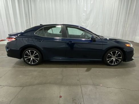 Used 2020 Toyota Camry SE image 3