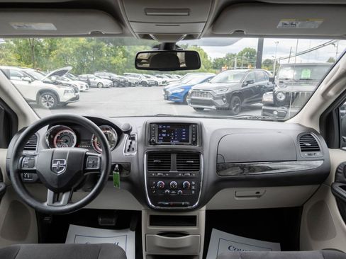 Used 2018 Dodge Grand Caravan SE w/ UConnect Hands-Free Group FWD image 2