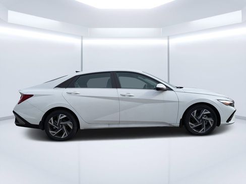 New 2025 Hyundai Elantra Limited FWD image 2