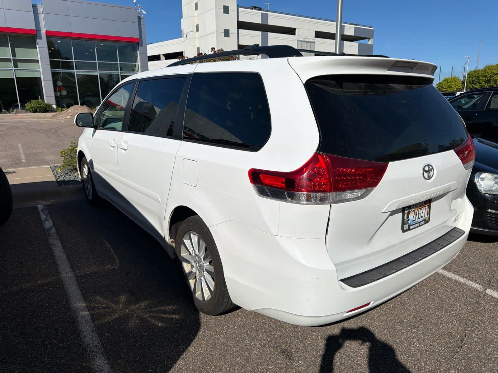 Used 2013 Toyota Sienna LE w/ Towing Pkg AWD/4WD image 2