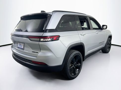 Used 2023 Jeep Grand Cherokee Limited w/ Black Appearance Package image 5