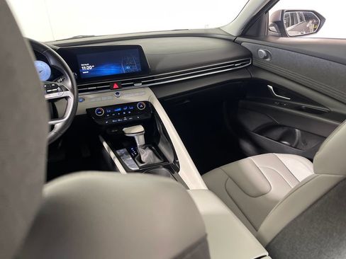 Certified 2024 Hyundai Elantra Limited FWD image 17