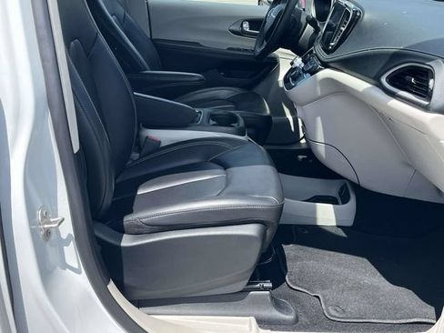 Used 2023 Chrysler Pacifica Touring-L FWD image 23
