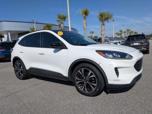 Used 2022 Ford Escape SE w/ SE Sport Appearance Package image 2