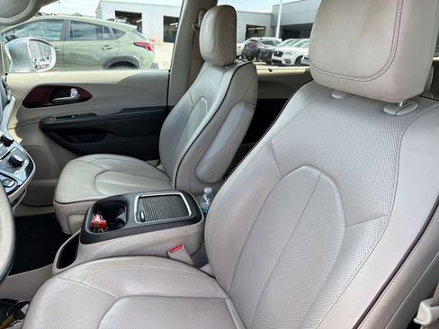 Used 2020 Chrysler Pacifica Limited FWD image 18
