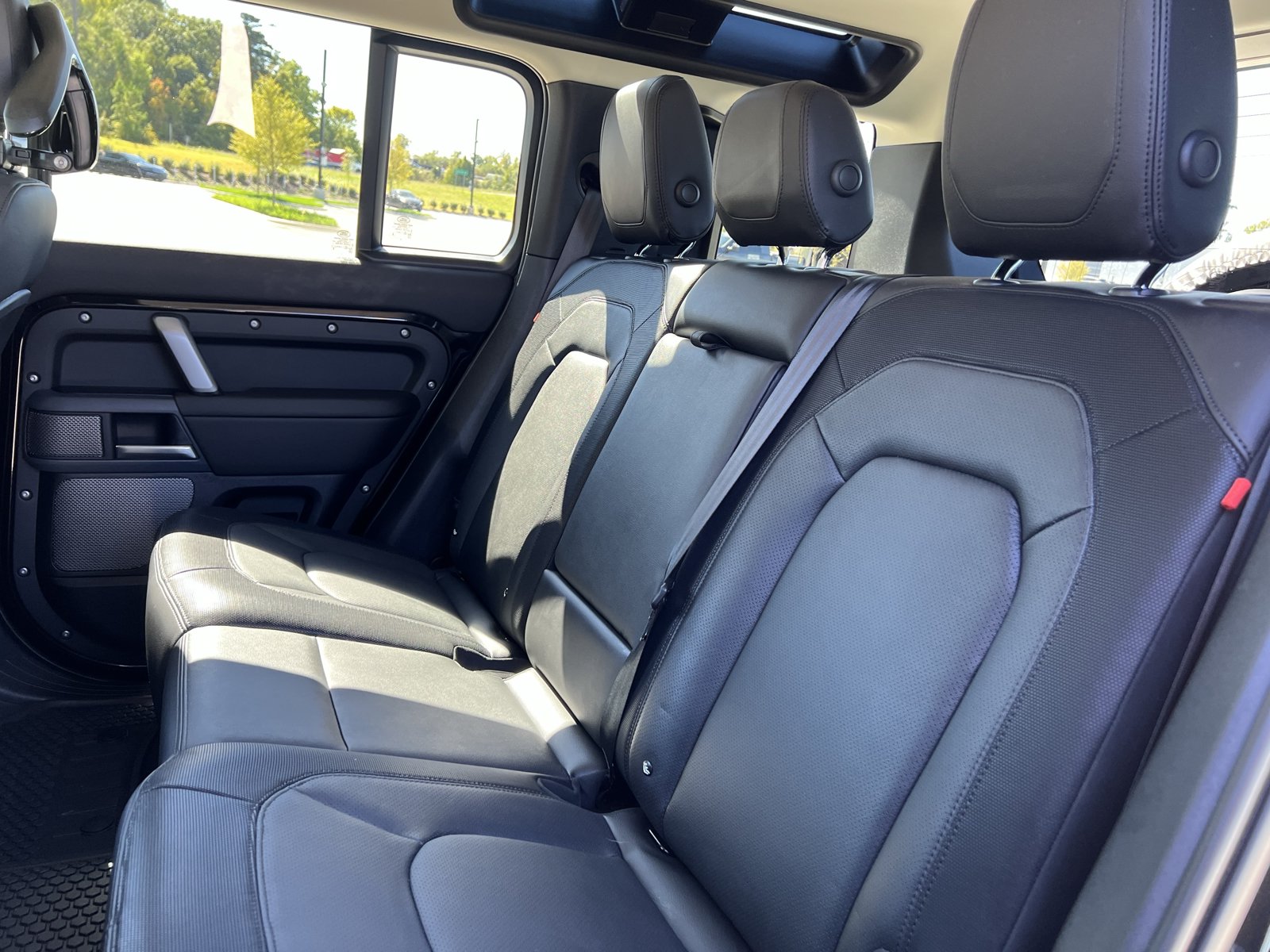 Used 2024 Land Rover Defender 110 X-Dynamic SE AWD/4WD image 32