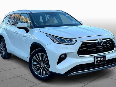 Used 2021 Toyota Highlander Platinum image 2