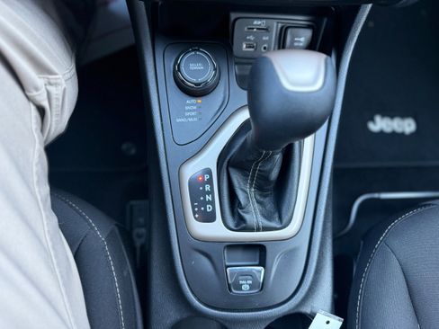 Certified 2017 Jeep Cherokee Latitude w/ Comfort/Convenience Group image 20