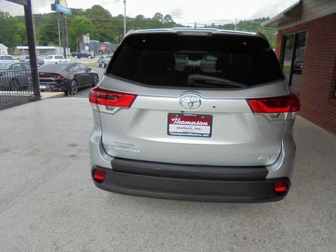 Used 2019 Toyota Highlander XLE FWD image 4
