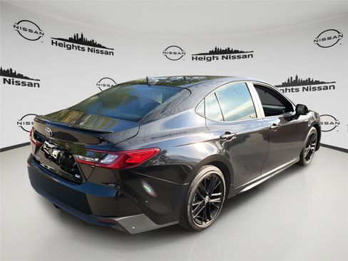 Used 2025 Toyota Camry SE FWD image 5