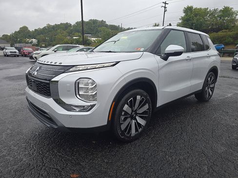 New 2025 Mitsubishi Outlander SE image 9