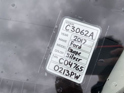 Used 2017 Ford Escape Titanium image 2