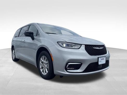 New 2026 Chrysler Pacifica Select FWD image 3
