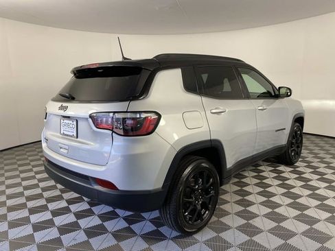 Used 2024 Jeep Compass Latitude w/ Sun and Sound Group AWD/4WD image 9
