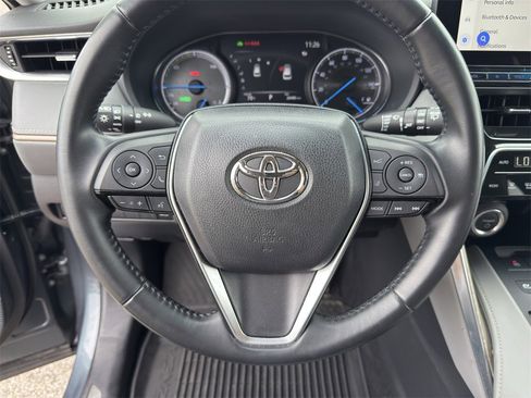 Used 2023 Toyota Venza XLE image 19