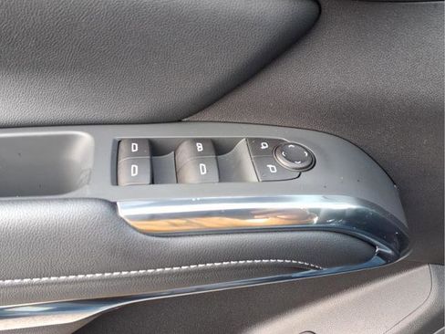 Used 2025 Chevrolet Traverse LT w/ Driver Confidence Package image 16