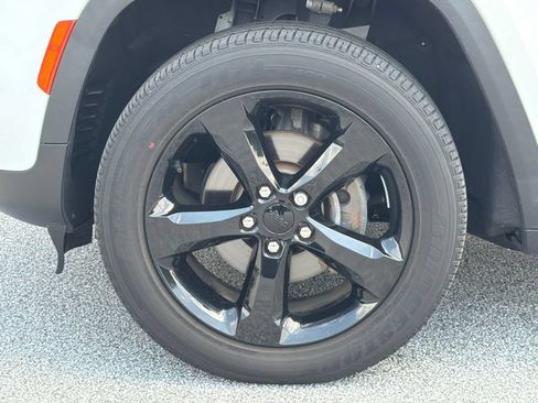 Used 2023 Jeep Grand Cherokee Altitude RWD image 11