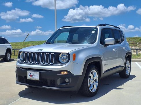 Used 2018 Jeep Renegade Latitude FWD image 3