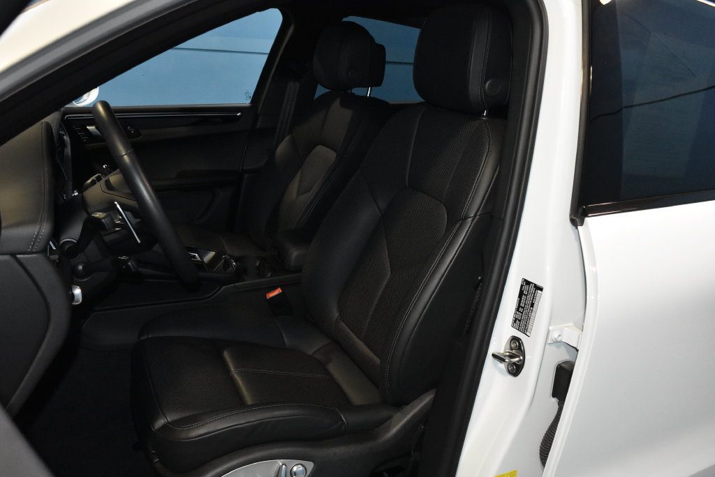 Certified 2026 Porsche Macan AWD/4WD image 5