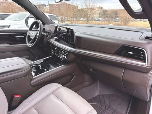 Used 2025 Chevrolet Suburban LT w/ Comfort Package image 29