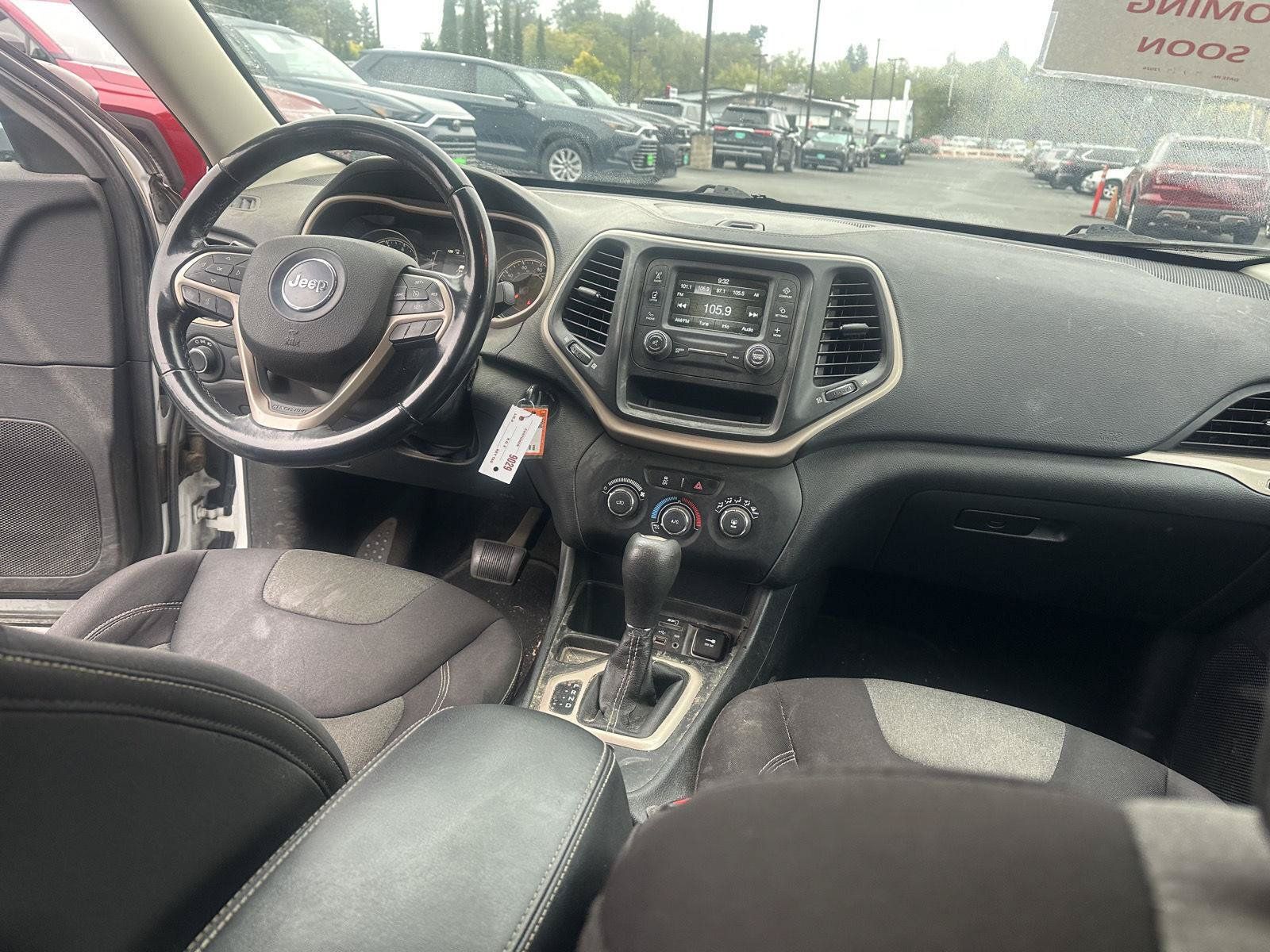 Used 2015 Jeep Cherokee Sport FWD image 15