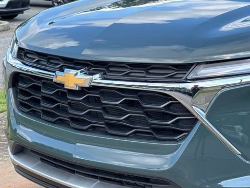 Used 2025 Chevrolet Trax LT FWD image 10