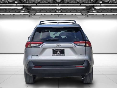 Used 2020 Toyota RAV4 XLE Premium FWD image 8
