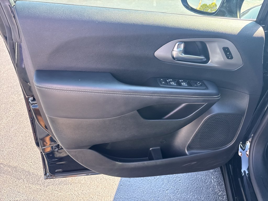 Used 2026 Chrysler Pacifica Select FWD image 12
