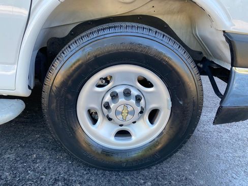 Used 2025 Chevrolet Express 2500 w/ Driver Convenience Package RWD image 16