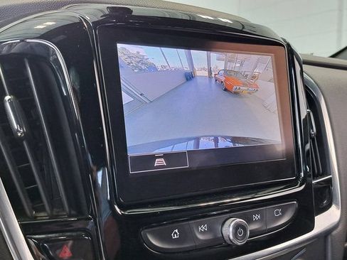 Used 2022 Chevrolet Traverse LT FWD image 16