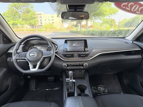 Used 2025 Nissan Altima 2.5 SV FWD image 31