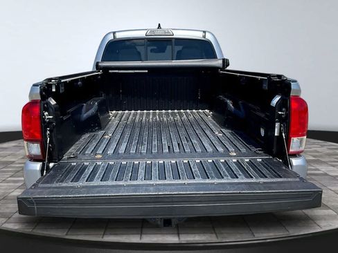 Used 2019 Toyota Tacoma SR5 AWD/4WD image 9