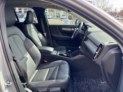 Used 2025 Volvo XC40 B5 Core image 15
