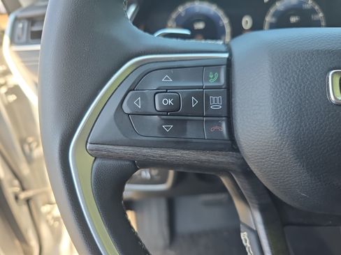 Used 2023 Jeep Grand Cherokee Limited w/ Black Appearance Package AWD/4WD image 17