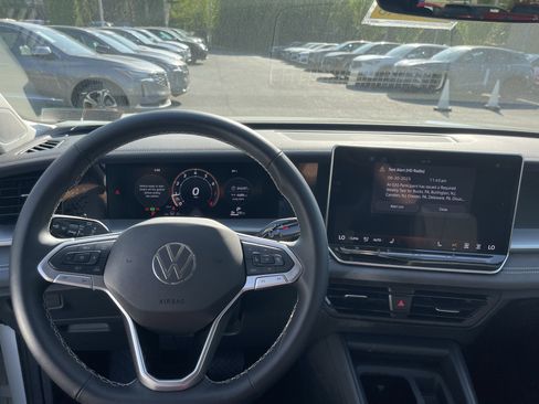 Used 2025 Volkswagen Tiguan SE image 13