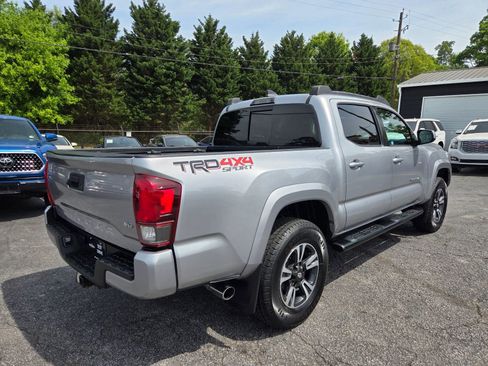 Used 2018 Toyota Tacoma TRD Sport AWD/4WD image 7