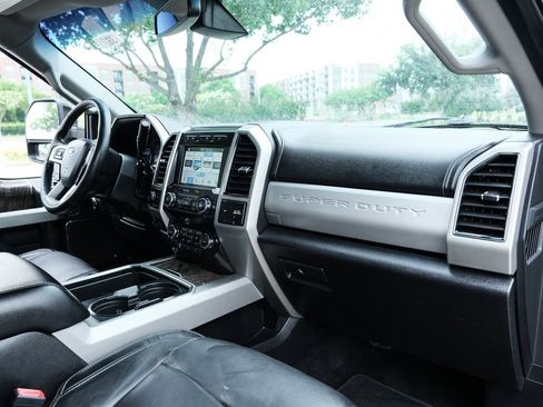 Used 2019 Ford F250 Lariat w/ Lariat Ultimate Package AWD/4WD image 39