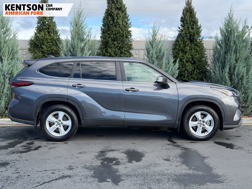 Used 2025 Toyota Highlander LE AWD/4WD image 9