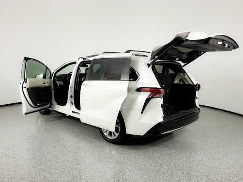 Used 2021 Toyota Sienna Platinum image 19