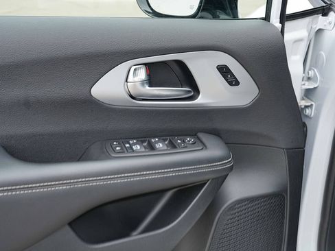 Used 2025 Chrysler Pacifica Limited FWD image 26