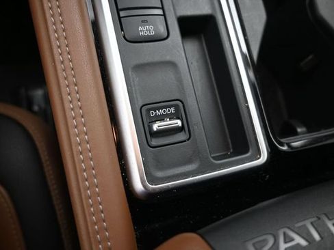 Used 2025 Nissan Pathfinder Platinum FWD image 47