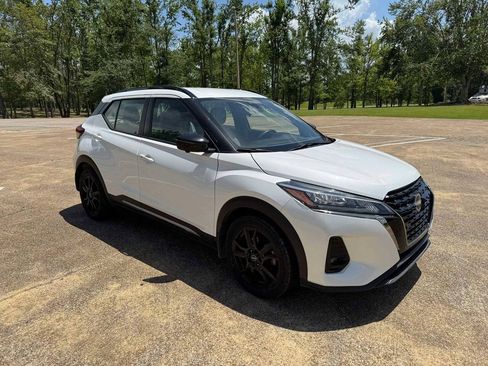 Used 2023 Nissan Kicks SR w/ SR Premium Package FWD image 10