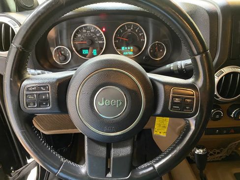 Used 2013 Jeep Wrangler Unlimited Rubicon w/ Connectivity Group AWD/4WD image 30